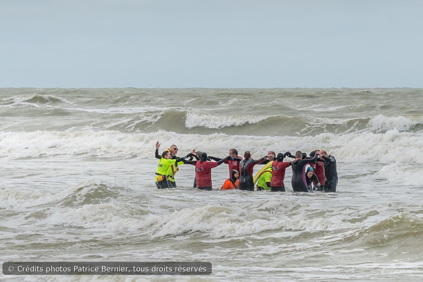 Groupe soudé dans les vagues – Fête de la Mer Merlimont © Patrice Bernier