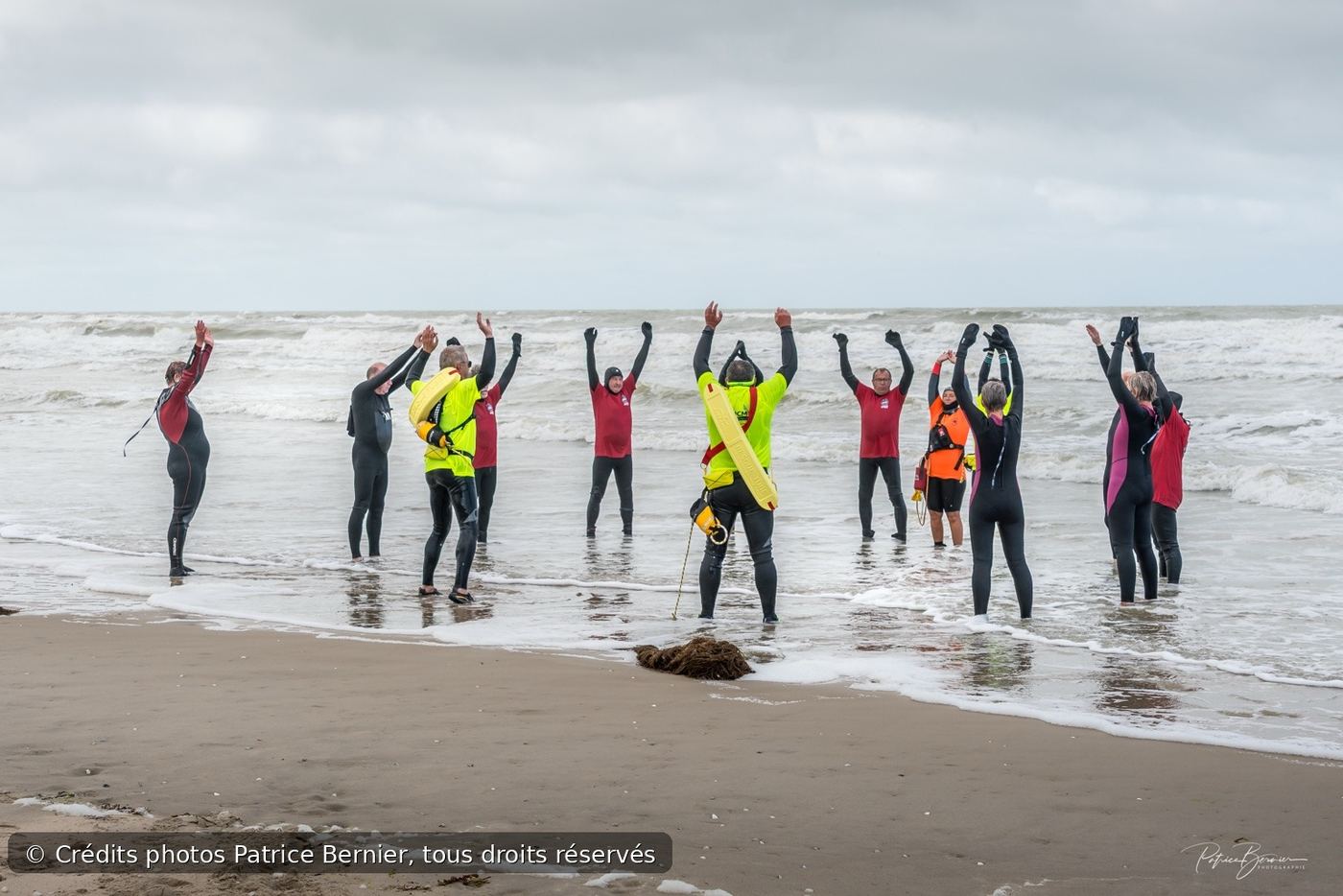 Bras levés sur la plage – Fête de la Mer Merlimont 2026 © Patrice Bernier