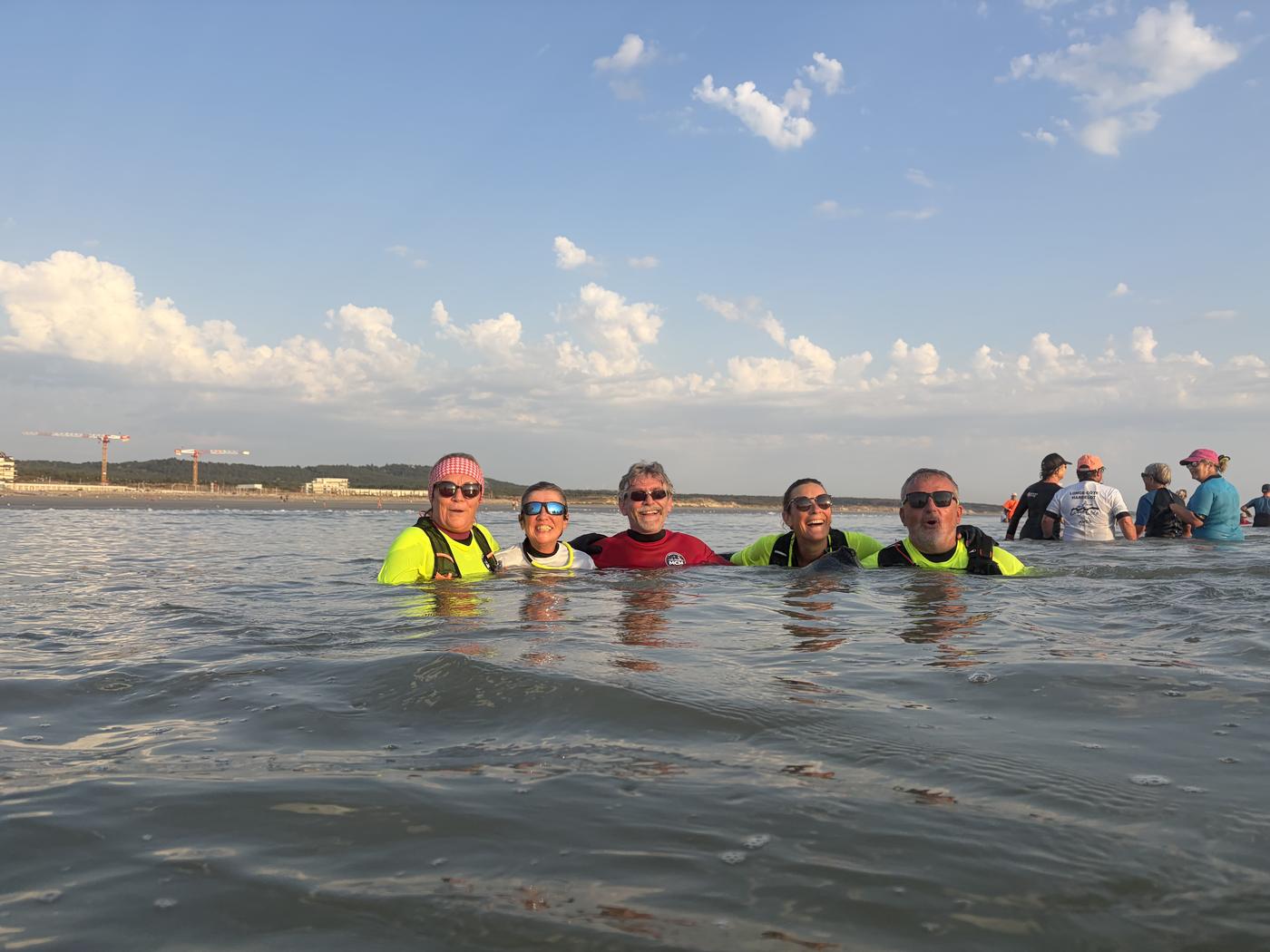 Longue file de longeurs dans la mer au coucher de soleil – Hardelot 2026