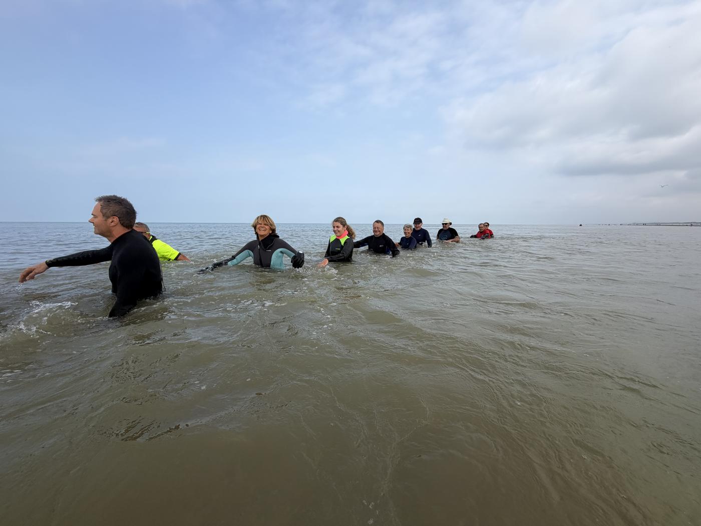 Longe-côte mer d'huile – participants souriants dans l'eau calme