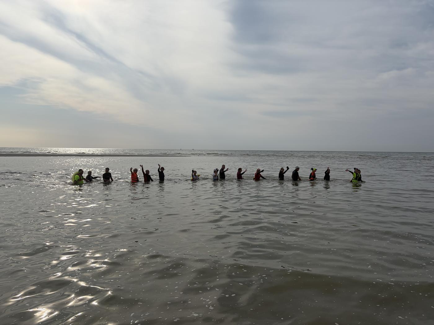 Participants en file dans la mer – séance longe-côte 24 juillet Merlimont
