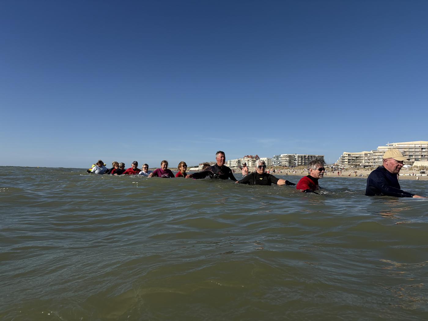 Adhérents MCM en maillot rouge dans la mer – séance soir 7 août 2026